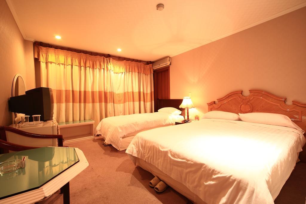 Lake Hills Hotel Songnisan Boeun Phòng bức ảnh