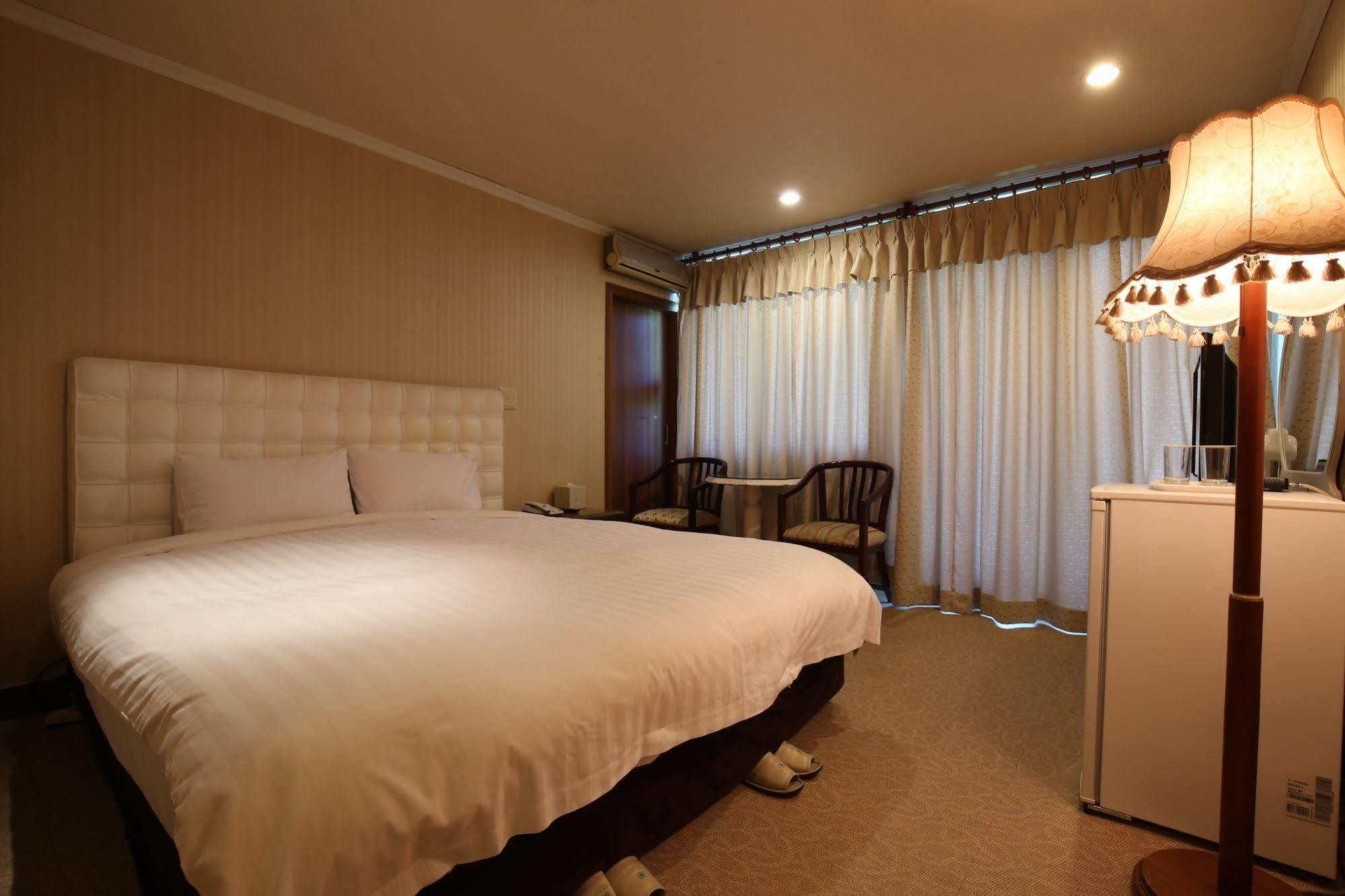 Lake Hills Hotel Songnisan Boeun Ngoại thất bức ảnh